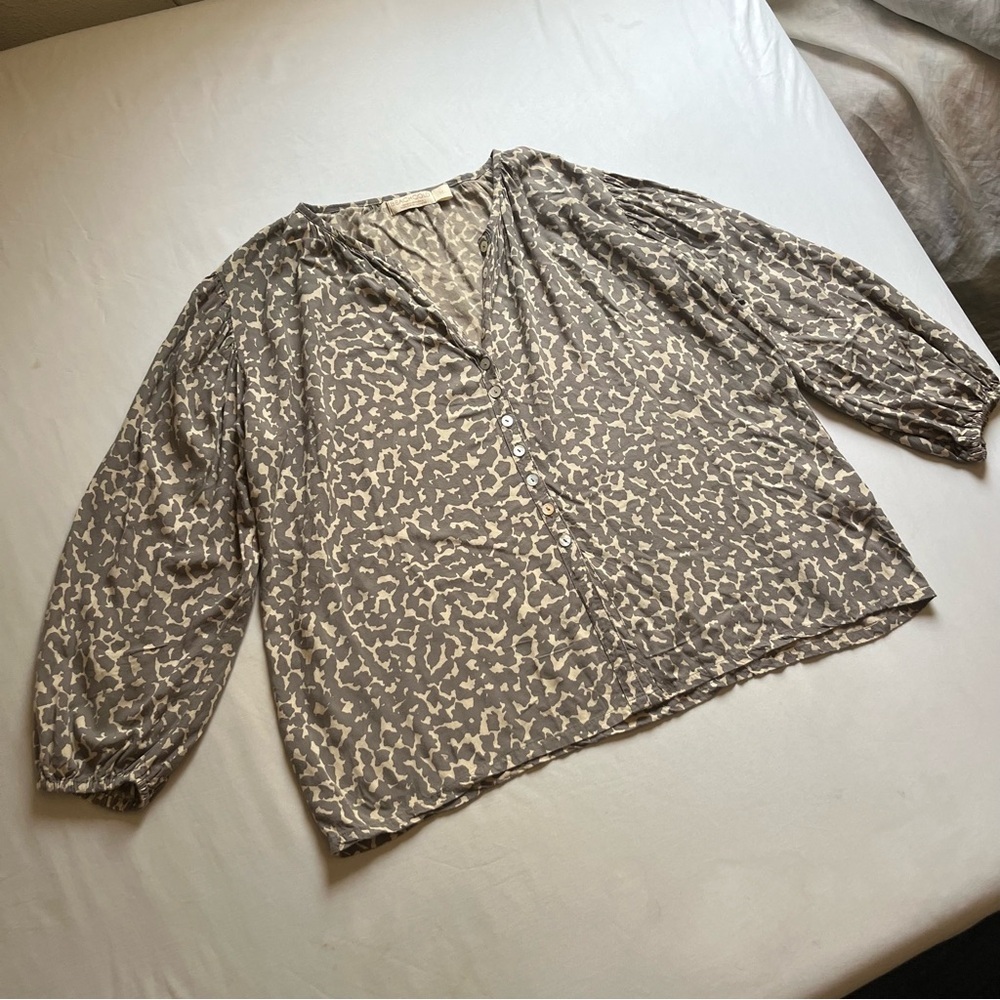 BEACHGOLD tan yellow cream brown leopard cheetah animal puff‎ long sleeve blouse